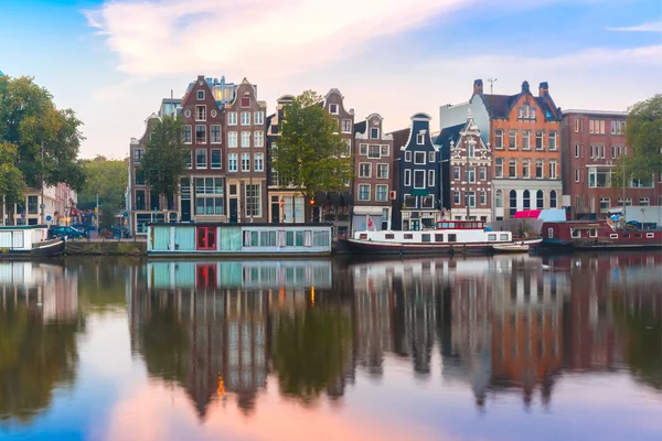 Vista notturna sul canale di Amsterdam con case olandesi — Foto Stock