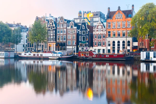 Vista nocturna del canal de Ámsterdam con casas holandesas — Foto de Stock