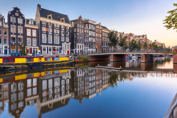 Amsterdamse gracht Singel met Nederlandse huizen, Holland — Stockfoto