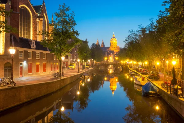 Noční Amsterdam vykřičené čtvrti De Wallen — Stock fotografie