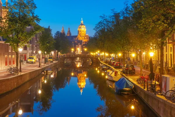 Ночной Амстердам с красными фонарями — стоковое фото