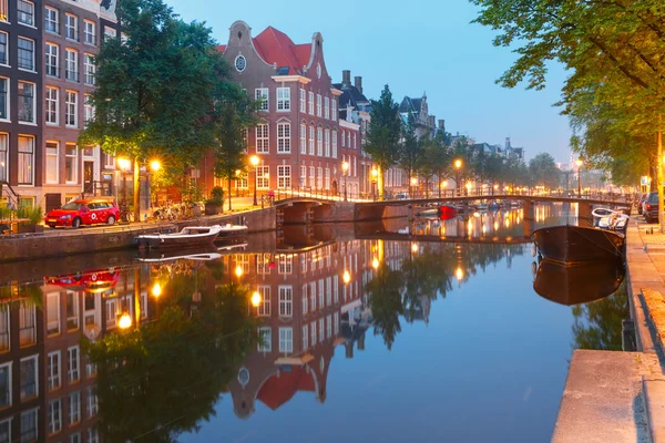 Κανάλι στο Άμστερνταμ Kloveniersburgwal, Ολλανδία — Φωτογραφία Αρχείου