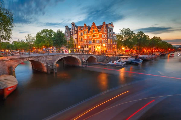 Natt stadsutsikt över Amsterdams kanaler och bron — Stockfoto