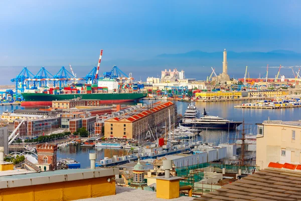 Alter leuchtturm im hafen von genua, italien. — Stockfoto