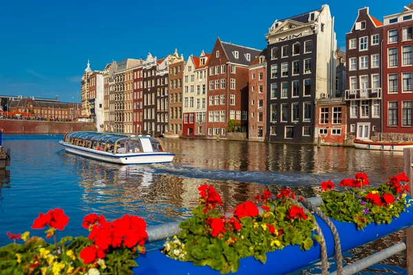 A táncoló házak: Amszterdam canal Damrak, Holland, Hollandia. — Stock Fotó