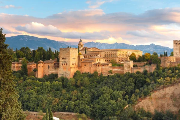 Alhambra ao pôr do sol em Granada, Andaluzia, Espanha — Fotografia de Stock
