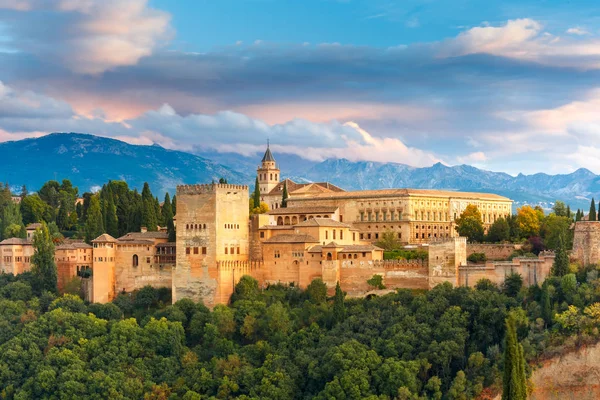 Alhambra o zachodzie słońca w Granadzie, Andaluzja, Hiszpania — Zdjęcie stockowe