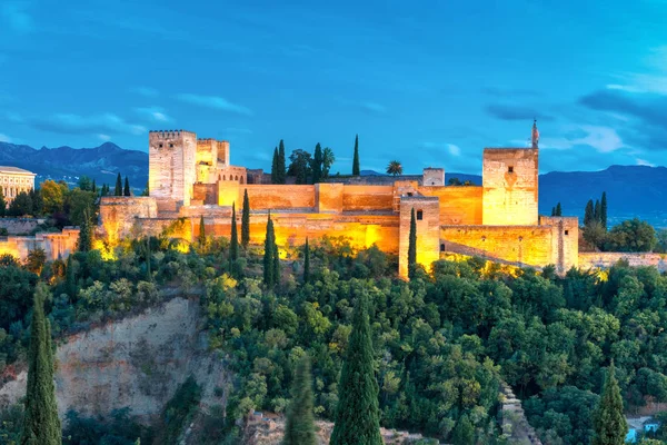 Alhambra w nocy w Granada, Andaluzja, Południowa Hiszpania — Zdjęcie stockowe