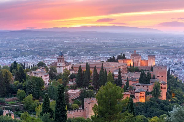 Alhambra o zachodzie słońca w Granadzie, Andaluzja, Hiszpania — Zdjęcie stockowe