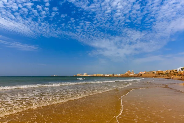Playa y Catedral en Cádiz, Andalucía, España — Foto de Stock