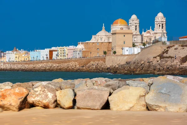 Strand en kathedraal in Cadiz, Andalusie, Spanje — Stockfoto