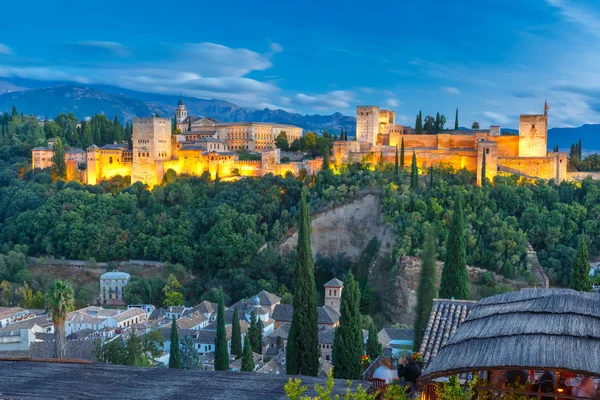 Alhambra o zachodzie słońca w Granadzie, Andaluzja, Hiszpania — Zdjęcie stockowe