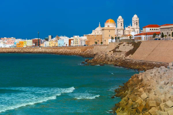 Praia e Catedral em Cádiz, Andaluzia, Espanha — Fotografia de Stock