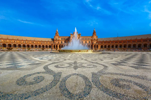 Plaza de España en un día soleado en Sevilla, España — Foto de Stock