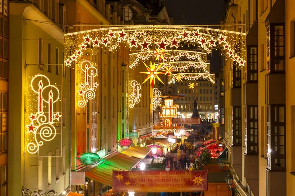 Calle de Navidad por la noche en Dresde, Alemania — Foto de Stock
