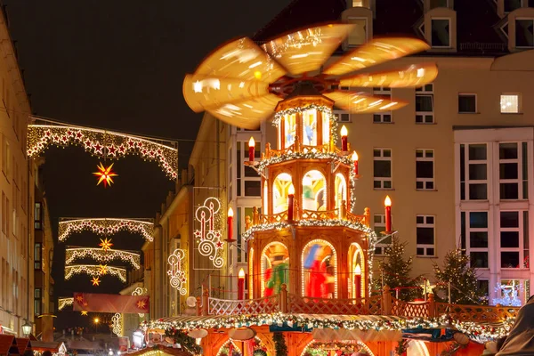 Vánoční ulice v noci v Drážďanech, Německo — Stock fotografie