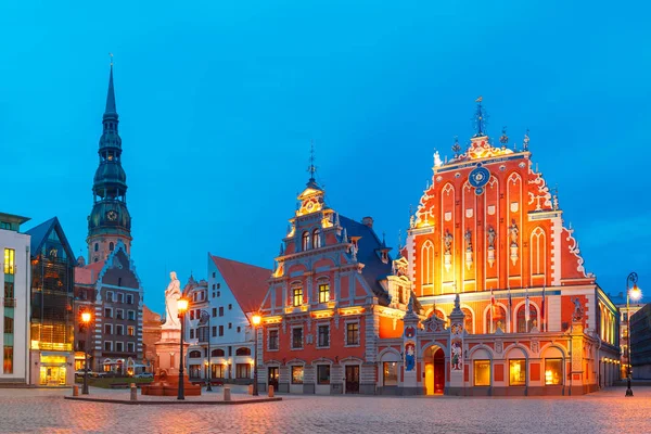 Place de l'hôtel de ville dans la vieille ville de Riga, Lettonie — Photo