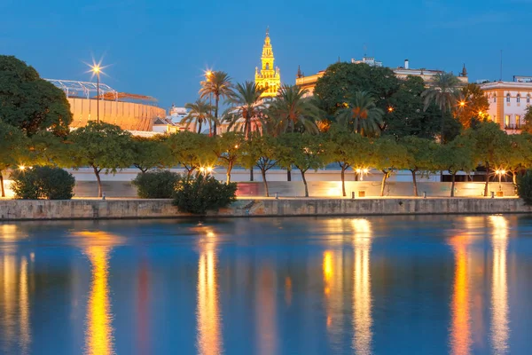 Rio Guadalquivir e Giralda em Sevilha, Espanha — Fotografia de Stock