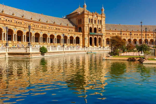 Plaza de España en un día soleado en Sevilla, España — Foto de Stock