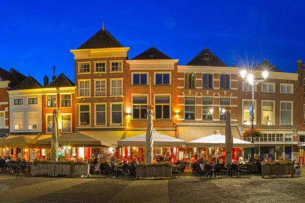 Markt torget på natten i Delft, Nederländerna — Stockfoto