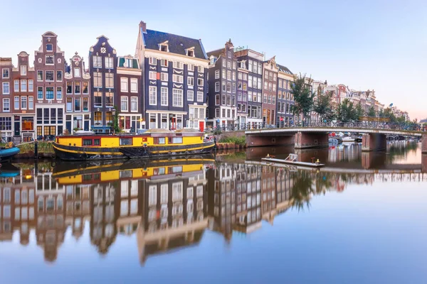 Amsterdam canal Singel com casas holandesas, Holanda — Fotografia de Stock