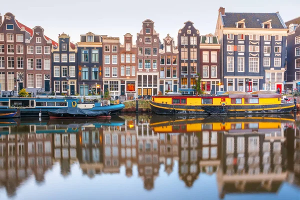 Amsterdamse gracht Singel met Nederlandse huizen — Stockfoto