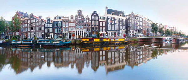 Амстердамский канал Зингель с дачами, Голландия — стоковое фото