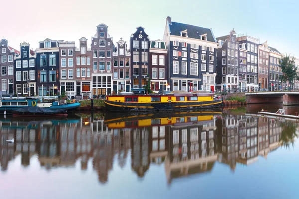 Amsterdam canal Singel s holandskými domy, Holandsko — Stock fotografie