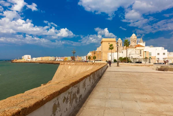 Frente ao mar e Catedral em Cádiz, Andaluzia, Espanha — Fotografia de Stock