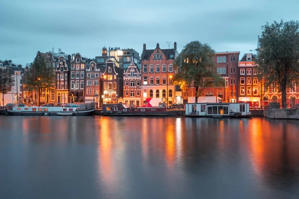 Vue nocturne sur la ville du canal d'Amsterdam avec maisons hollandaises — Photo