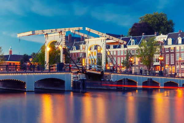 Magere Brug, Skinny bridge, Amsterdam, Nederländerna — Stockfoto