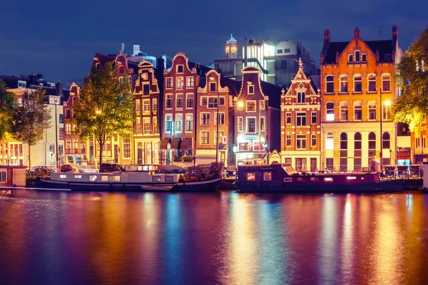 Vista nocturna del canal de Ámsterdam con casas holandesas — Foto de Stock