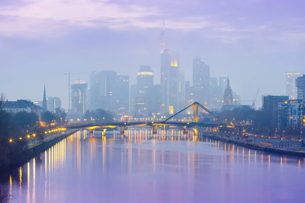 Mlhavo Frankfurt am Main během modré hodiny, Německo — Stock fotografie
