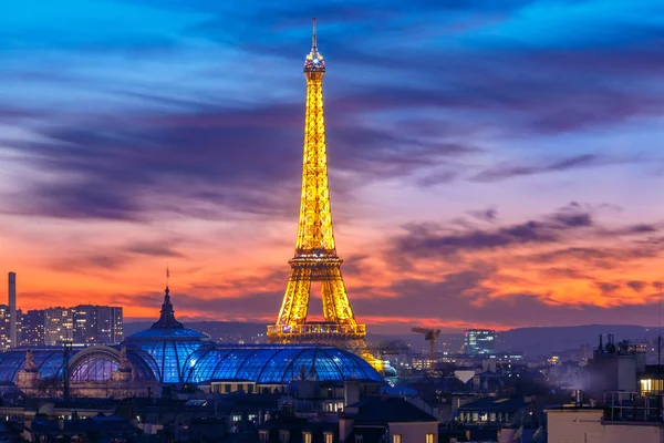 Skimrande Eiffeltornet vid solnedgången i Paris, Frankrike — Stockfoto