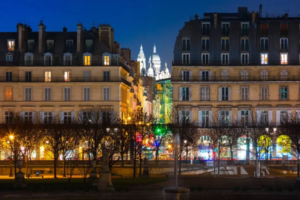 Basilica del Sacro Cuore di notte a Parigi, Francia — Foto Stock