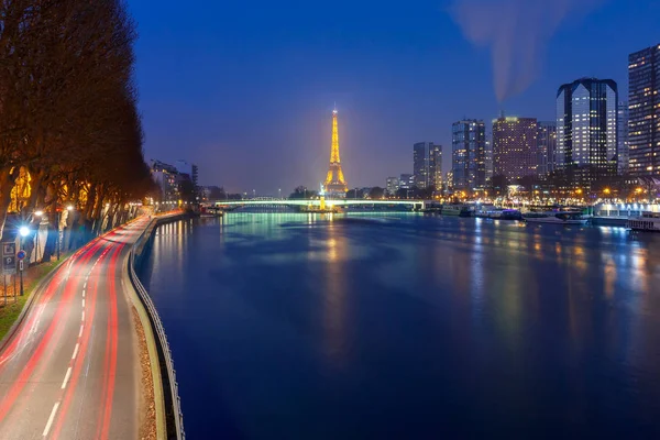 Panorama med Eiffeltornet nattetid, Paris Frankrike — Stockfoto