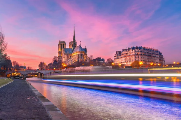 Katedrála Notre Dame de Paris při západu slunce, Francie — Stock fotografie