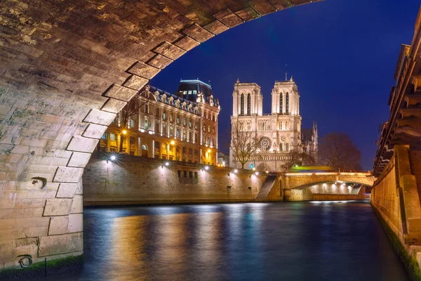 Catedral de Notre Dame de Paris de noche, Francia —  Fotos de Stock