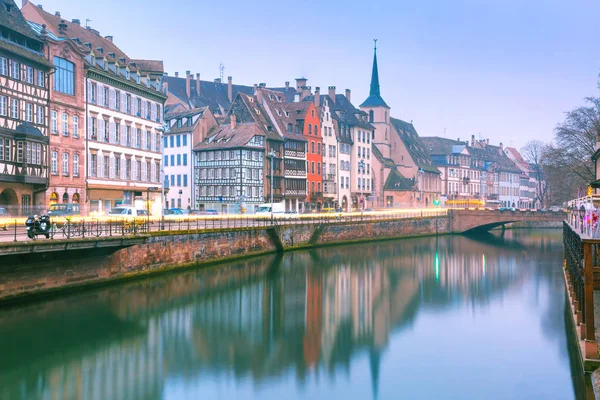 Ranní nábřeží ve Štrasburku, v Alsasku — Stock fotografie