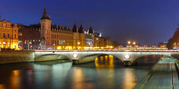 Panorama z Conciergerie w nocy, Paryż, Francja — Zdjęcie stockowe