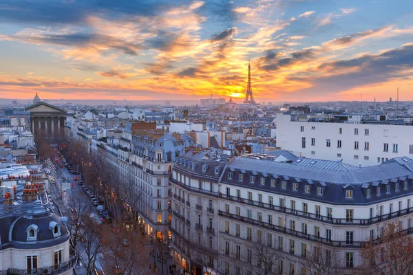 Eiffelova věž při západu slunce v Paříži, Francie — Stock fotografie