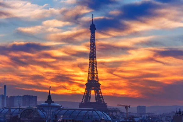 Eiffeltornet vid solnedgången i Paris, Frankrike — Stockfoto