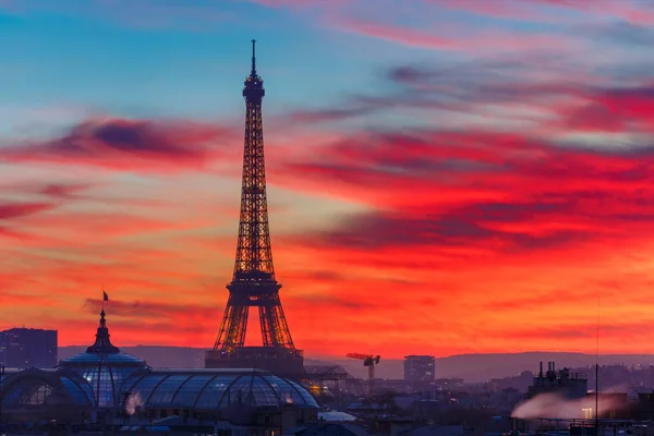 Eiffeltornet vid solnedgången i Paris, Frankrike — Stockfoto