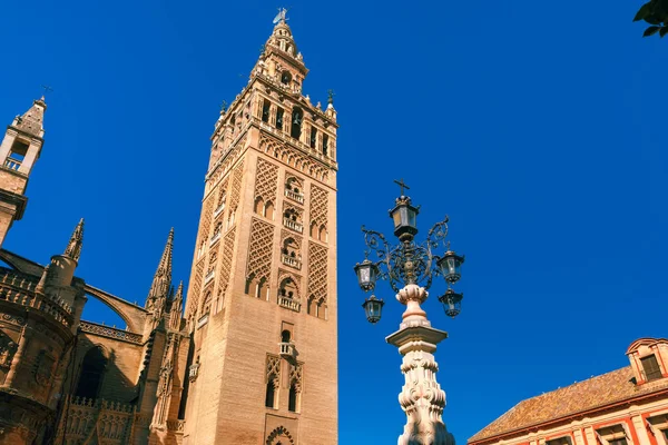 Giralda e Catedral de Sevilha pela manhã, Espanha — Fotografia de Stock