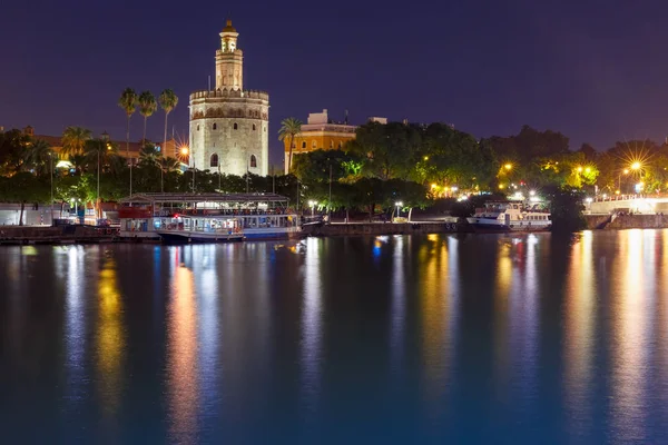 Torre del Oro à noite em Sevilha, Espanha — Fotografia de Stock