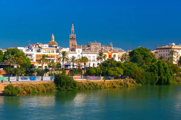 Kade van de Guadalquivir en Giralda, Sevilla, Spanje — Stockfoto