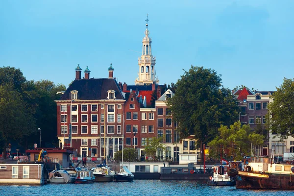 Canal de Amesterdão com casas holandesas — Fotografia de Stock