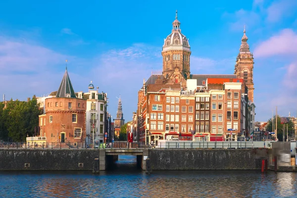 Amsterdam canal and Basilica Saint Nicholas — Stock Photo, Image