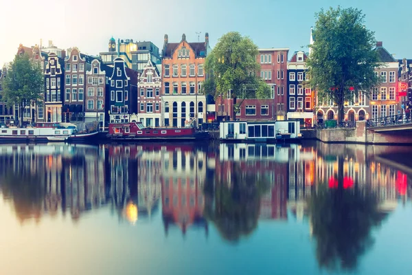 Vista nocturna del canal de Ámsterdam con casas holandesas — Foto de Stock