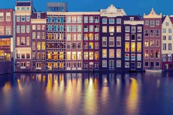 Nacht dansen huizen bij Amsterdam, Nederland. — Stockfoto